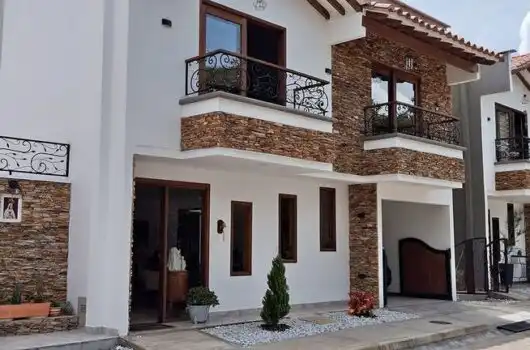 For Sale: A house in the Ceja Antioquia closed unit